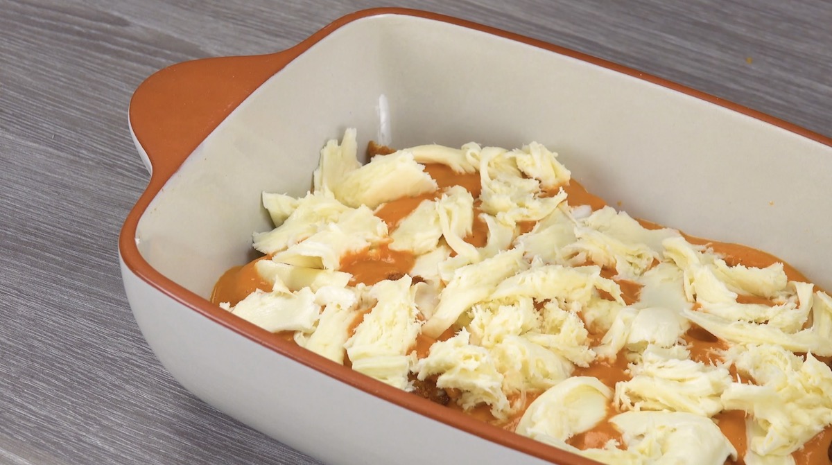 Hähnchenschnitzel werden in Auflaufform gelegt und mit Mozzarella bedeckt