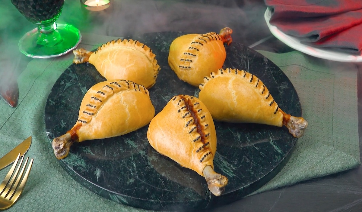 5 schaurige Hähnchenkeulen im Teigmantel, die wie zugenäht aussehen