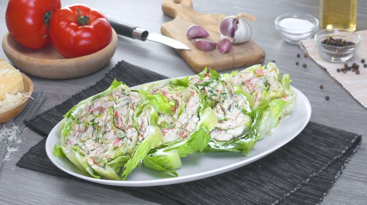 4 Portionen Hähnchen-Bacon-Tomaten-Salat auf Teller