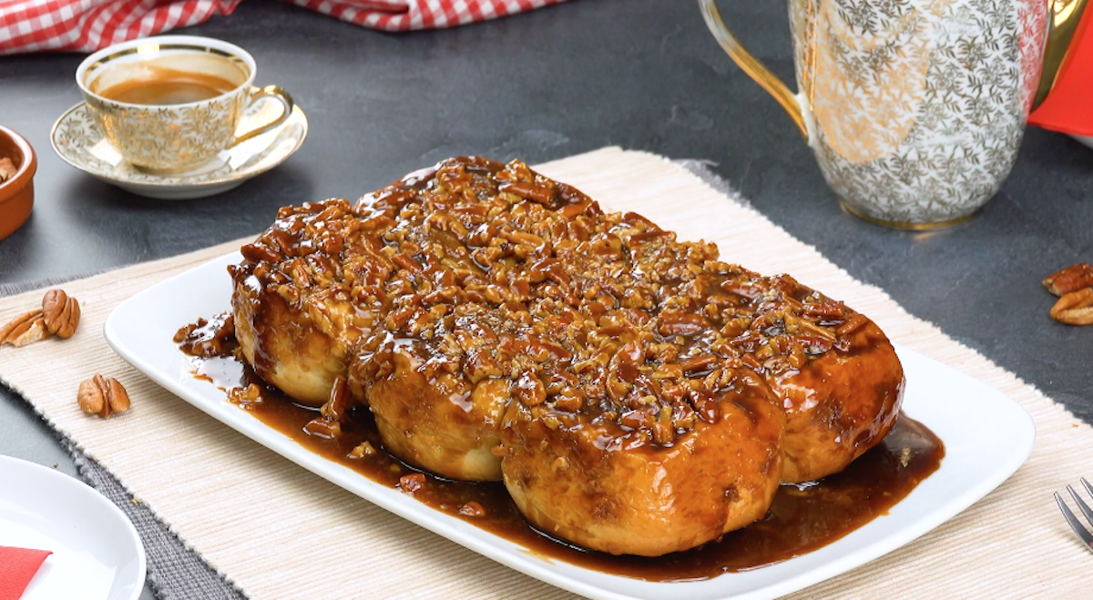 Klebrige Sticky Buns mit Karamell und Pekannüssen auf Servierplatte