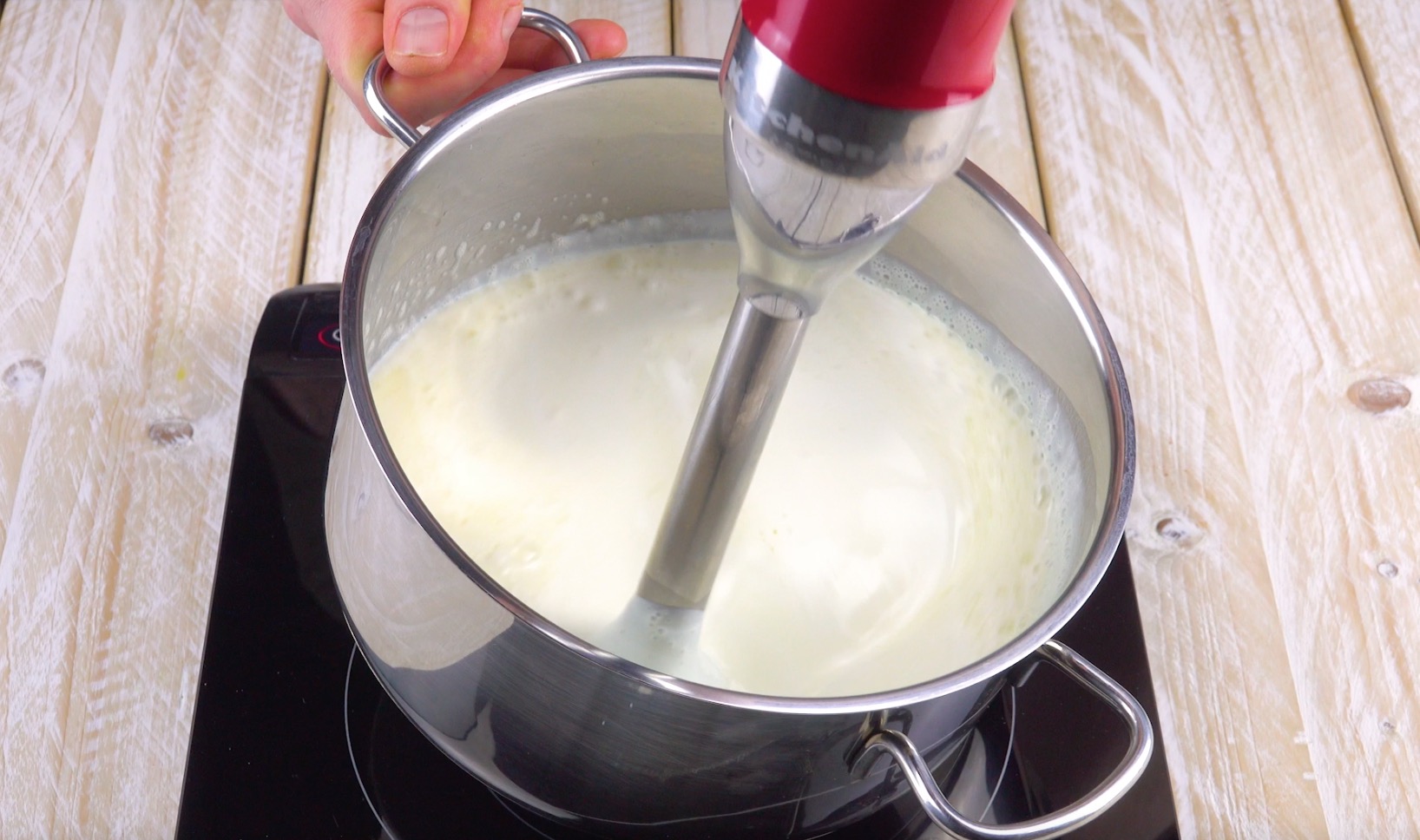 Spiegelglasur in Topf wird mit Pürierstab püriert