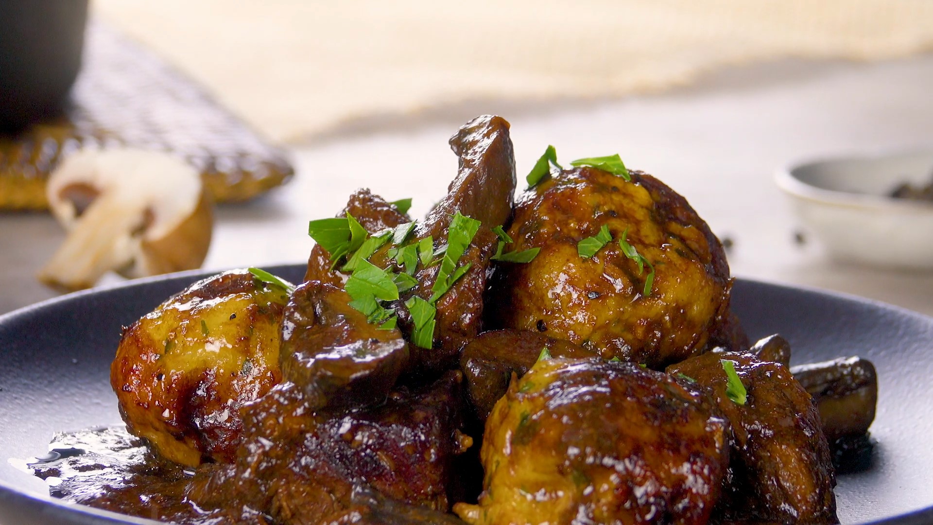 Eine Portion Bierfleisch mit Semmelknödeln auf einem Teller