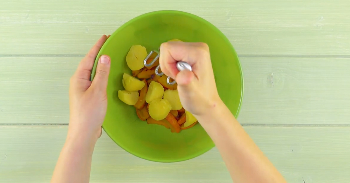 Gekochte Kartoffeln und Hokkaido-Kürbis werden zerstampft