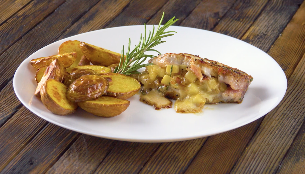 Gefüllter Schweinerücken mit Apfel, Blauschimmelkäse und Bacon