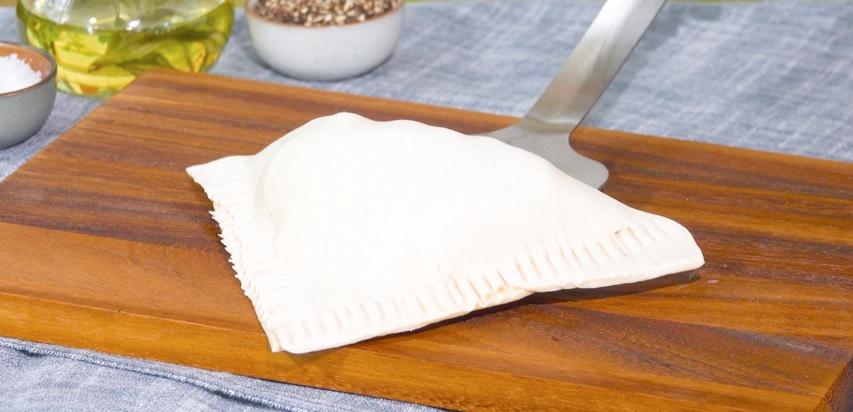 Verschlossene Blätterteigtasche auf Pfannenwender