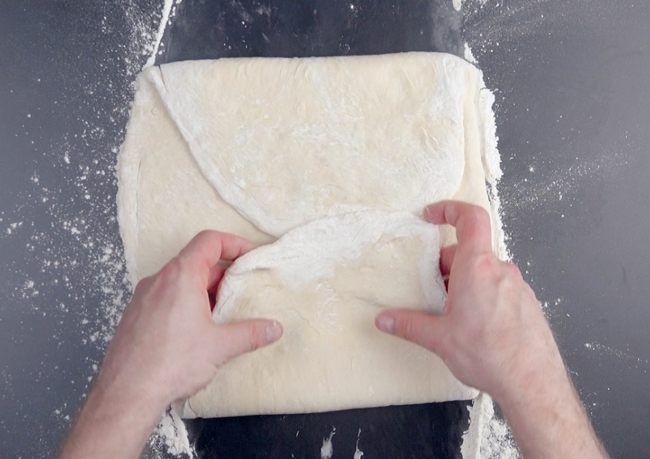Teig wird übereinander geklappt