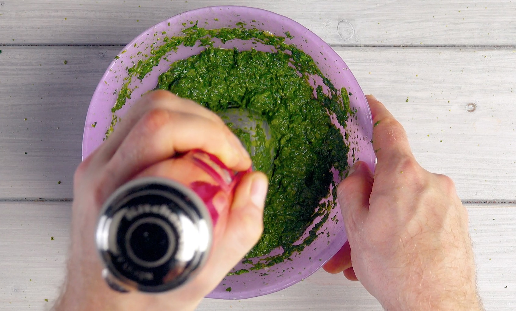 Spinat wird mit weiteren Zutaten püriert