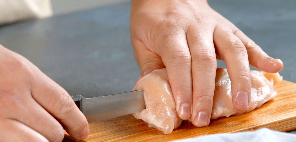 Hähnchenbrust wird eingeschnitten