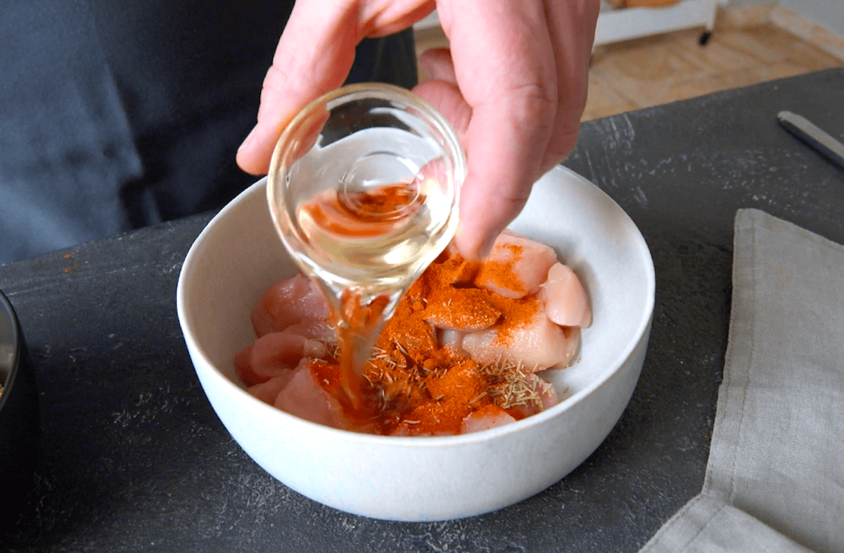 Hähnchenfleisch wird mariniert.