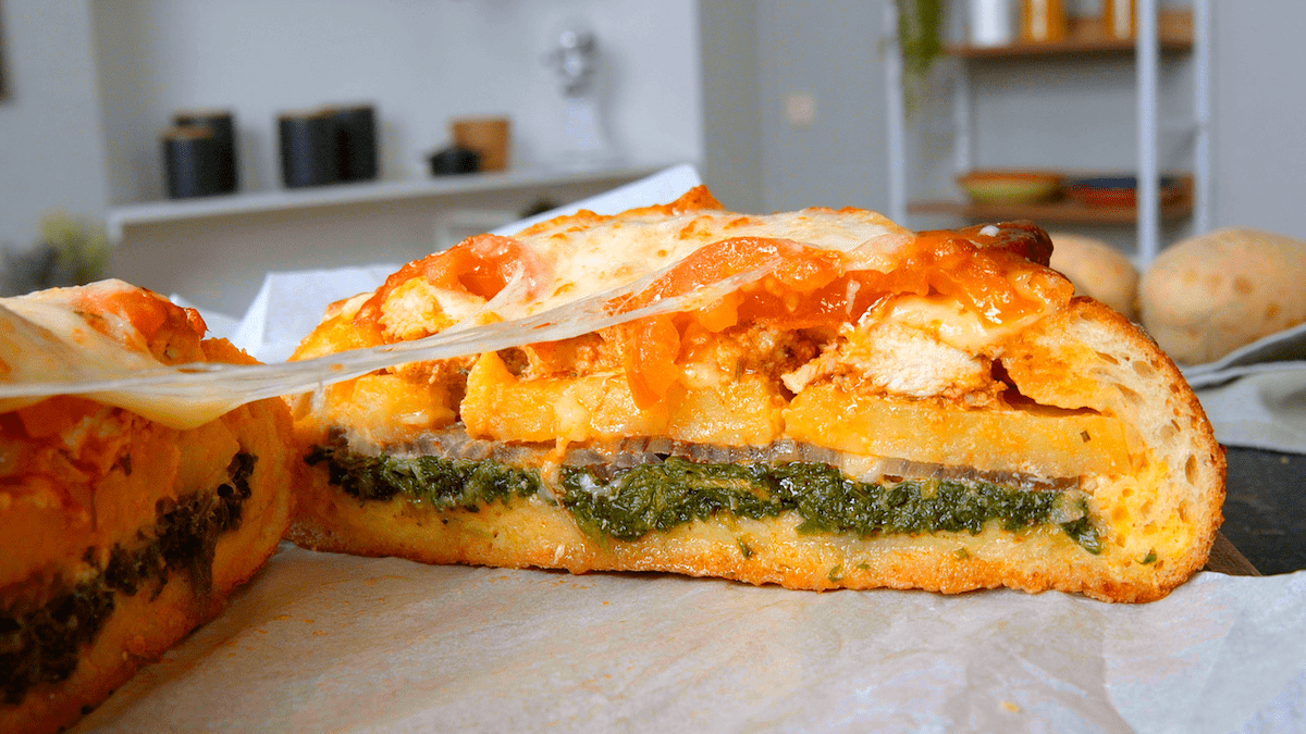 Gefülltes Brot mit Hähnchen, Kartoffeln, Spinat und Käse