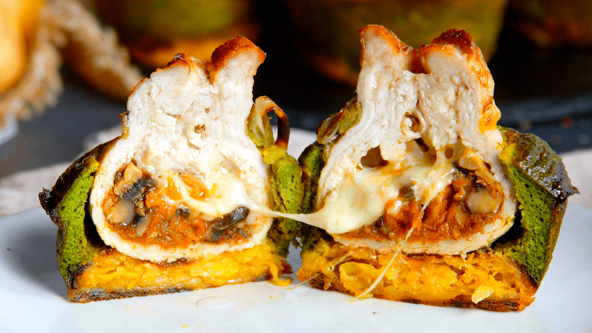 Gefüllte Schweinefleisch-Säckchen mit Spinat-Rührei auf Rösti