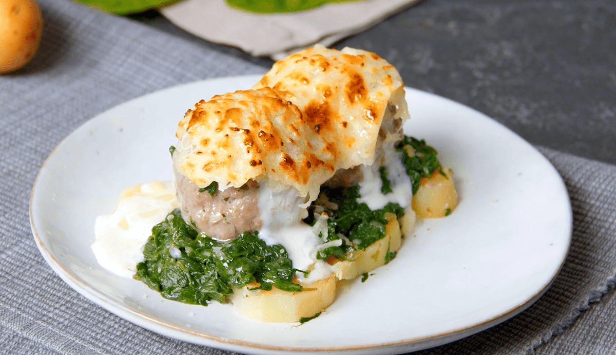 Kartoffel-Hackbällchen-Auflauf mit Spinat und Béchamelsauce nach dem Backen