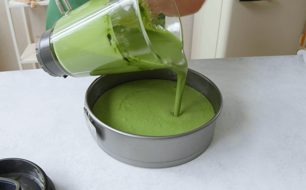 Matcha Frischkäsecreme wird auf den Oreo Keksboden gegeben