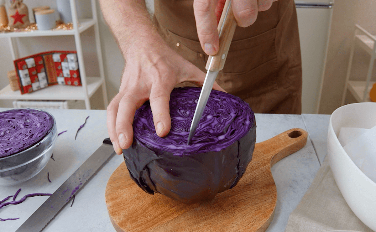 Das Innere eines Rotkohls wird mit einem Messer herausgelöst