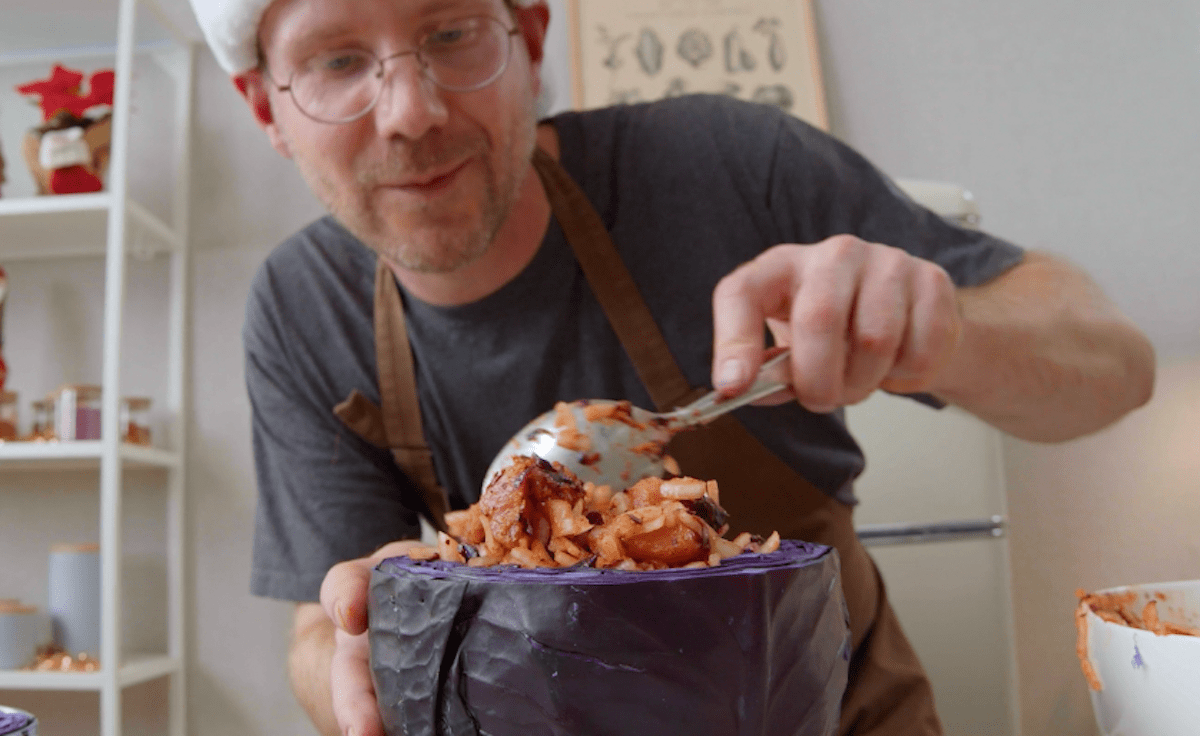 Rohes Gulasch wird in einen leeren Rotkohl gefüllt