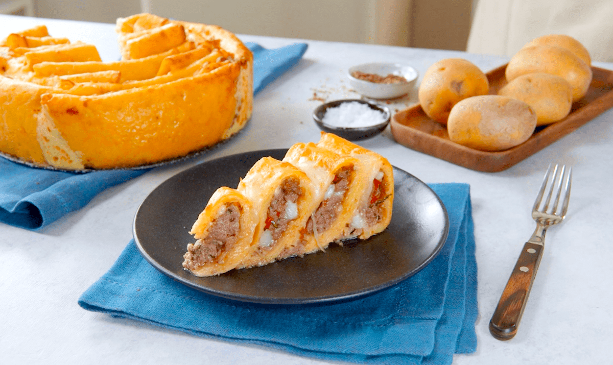 Mit Hackfleisch und Käse gefüllte Kartoffelpuffer als Kuchen