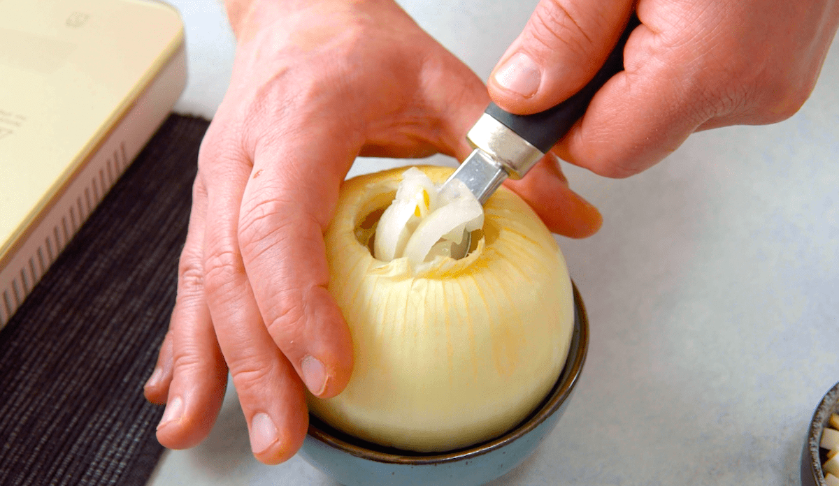 Eine Gemüsezwiebel wird ausgehöhlt