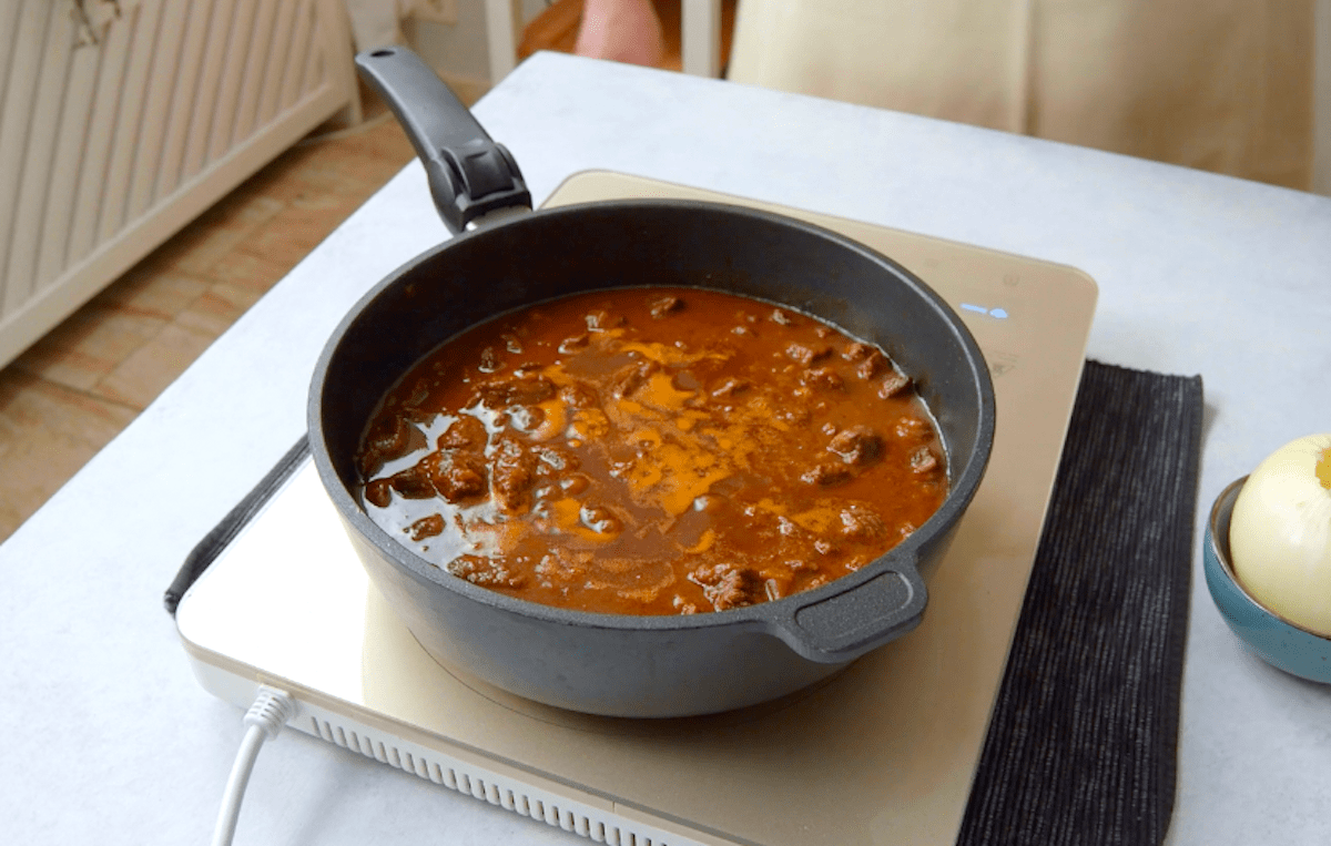 Rinderragout köchelt in einer Pfanne