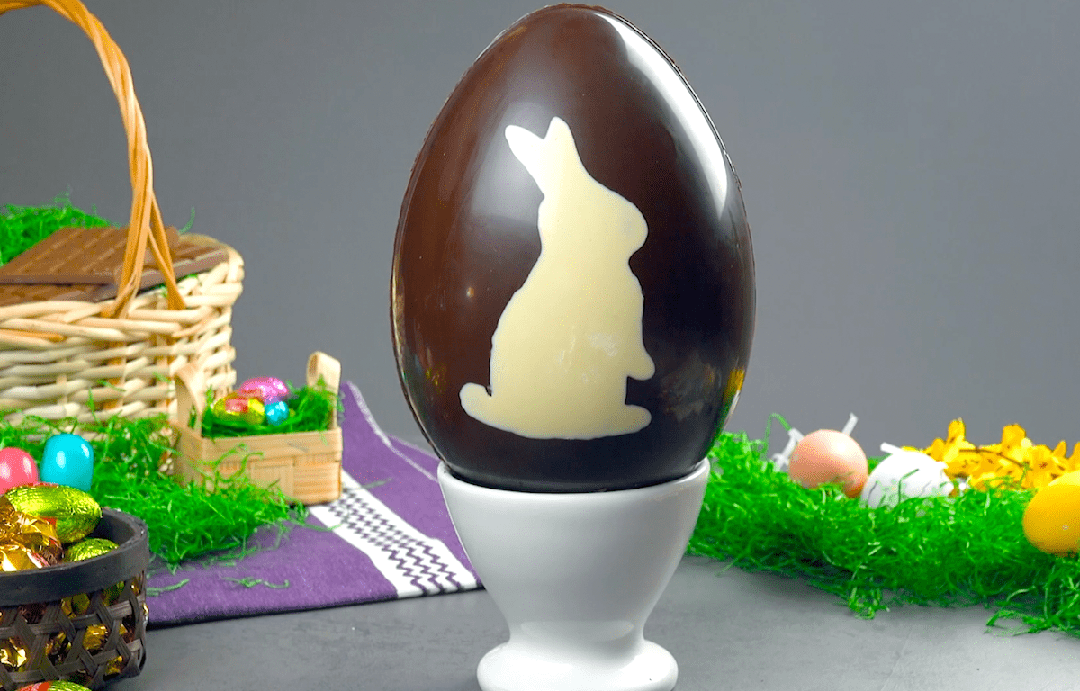 Schoko-Osterei mit fruchtig-kühlem Mangokern