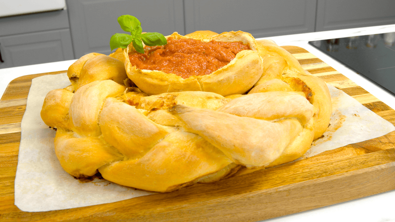 Gefüllter Pizzazopf mit Tomatensalsa