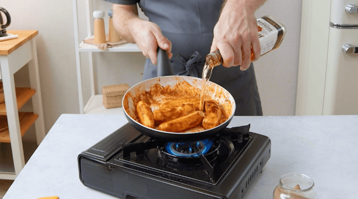 Bananen werden in einer Pfanne mit Whiskey übergossen