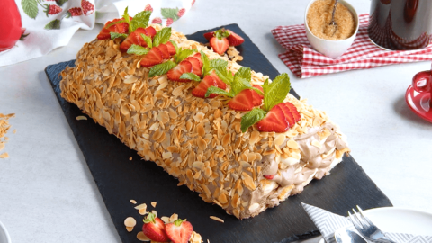 Ein Schichtkuchen mit Blätterteig, Schokomousse, Erdbeeren auf einer Schieferplatte.