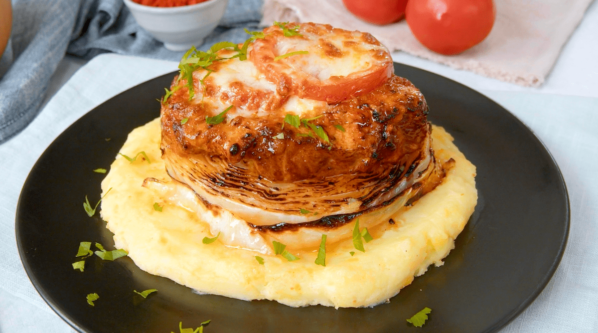 Schweinenacken-Weißkohl-Türmchen auf Stampfkartoffeln