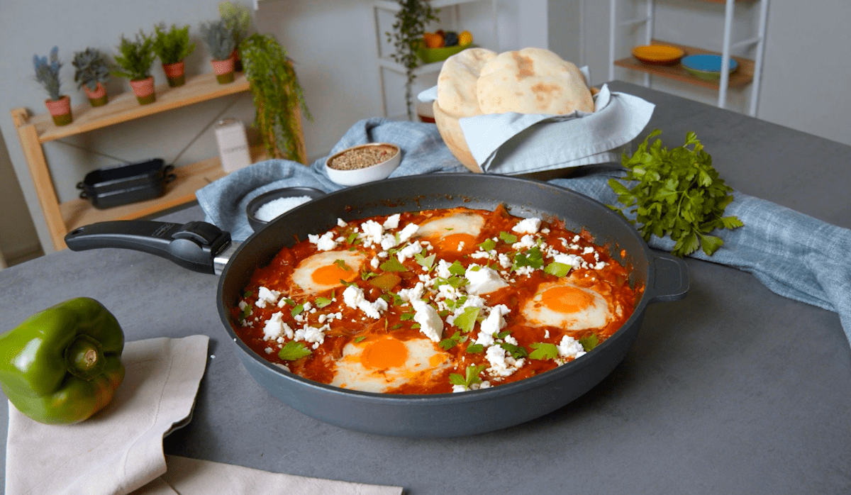 Fertiges, supergünstiges Gericht: leckere Shakshuka mit Pita-Brot