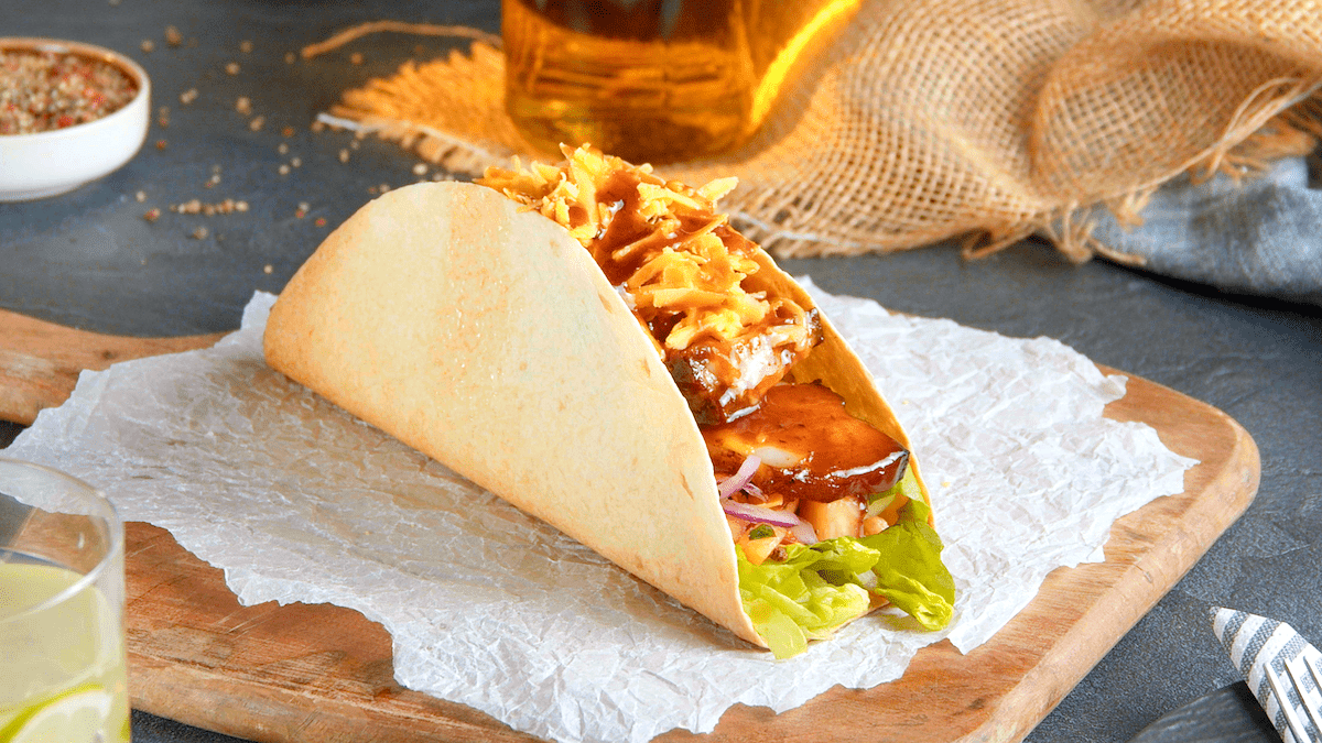 Tacos mit Schweinebauch, Salsa, Käse und Salat