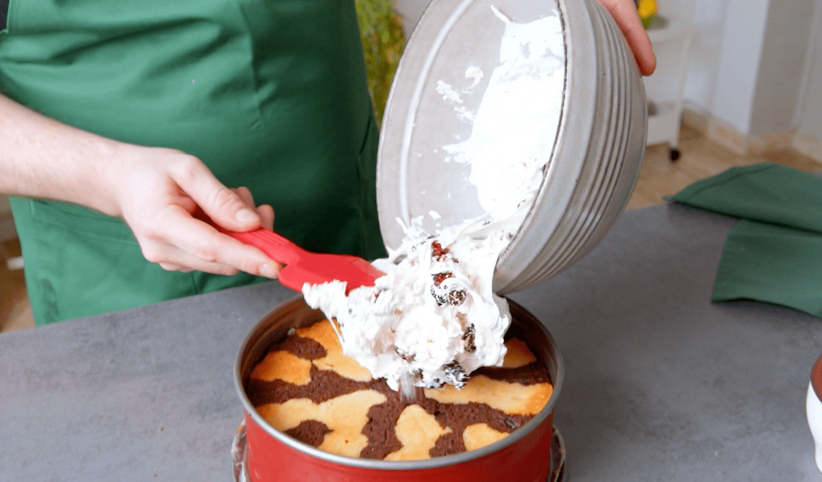 Nugat wird auf Plätzchenplatte verteilt