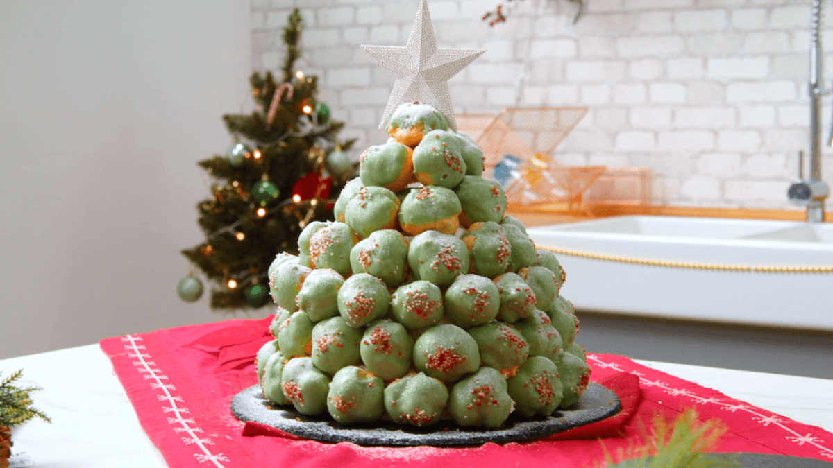 Weihnachtlicher Croquembouche | Französische Pyramidentorte
