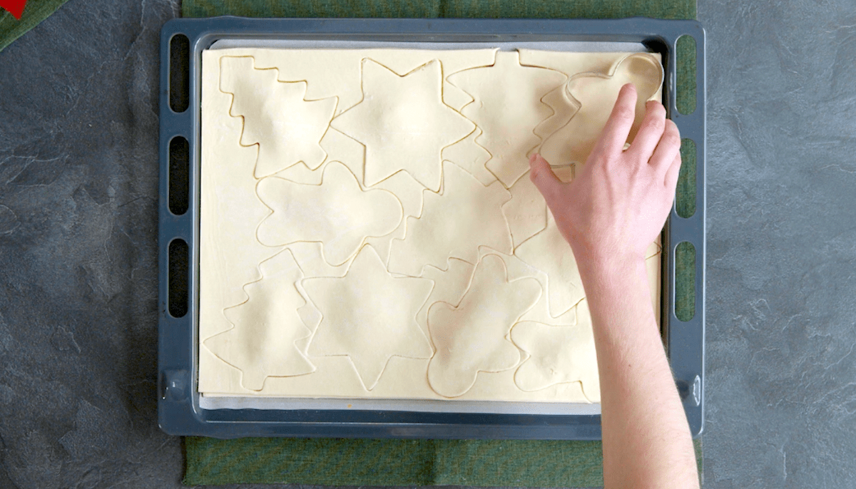 Pizza-Plätzchen werden ausgestochen