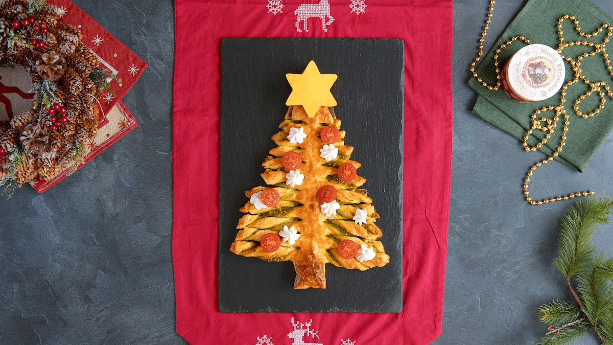 Blätterteig-Weihnachtsbaum frisch aus dem Ofen