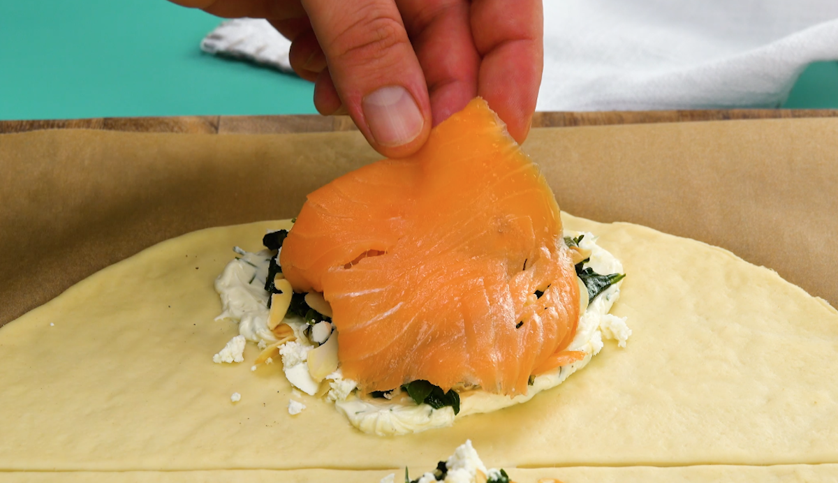 Räucherlachs wird auf Füllung gelegt.