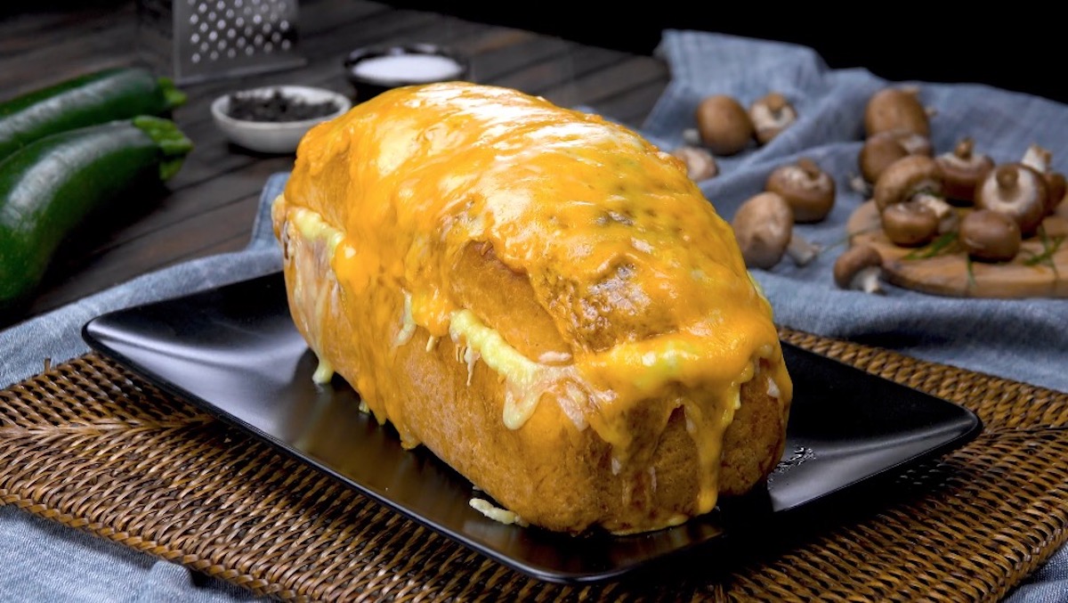 Gefülltes Brot, mit Käse überbacken