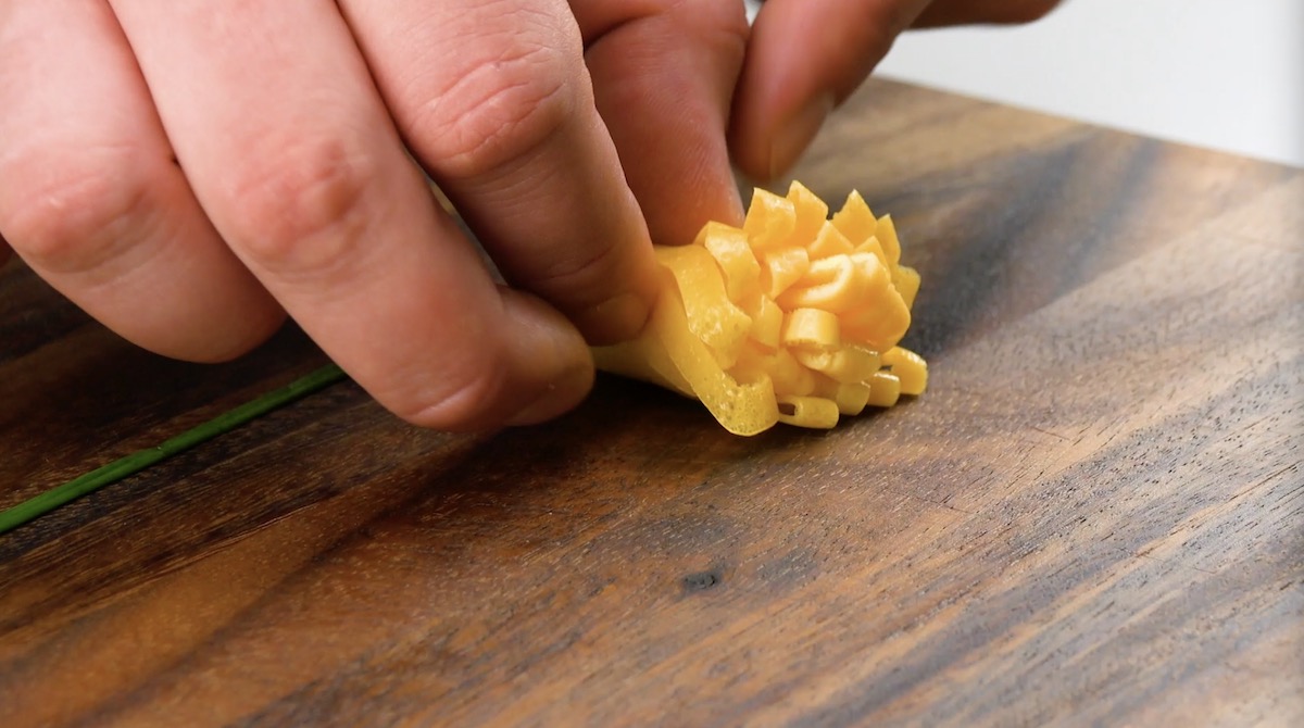 Das Omelett-Rechteck wird der Länge nach aufgeschnitten