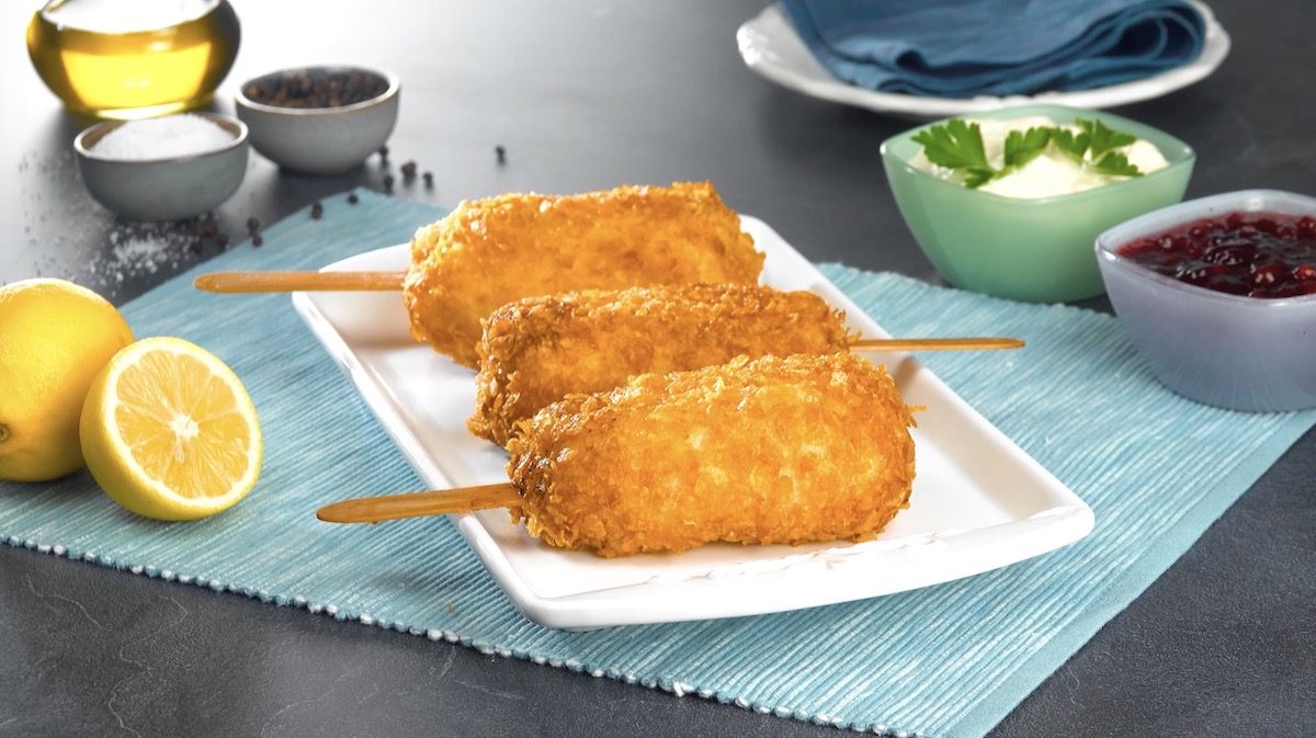 3 Hähnchen-Cordon-bleus am Stiel auf Teller