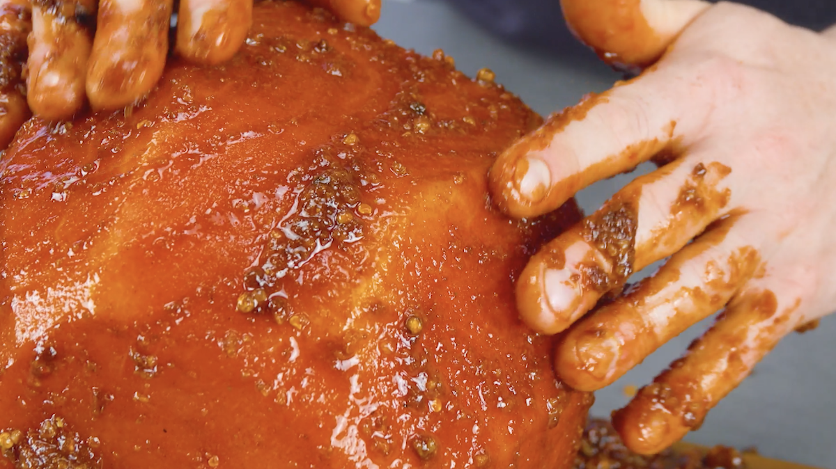 Melone wird mit Marinade eingerieben