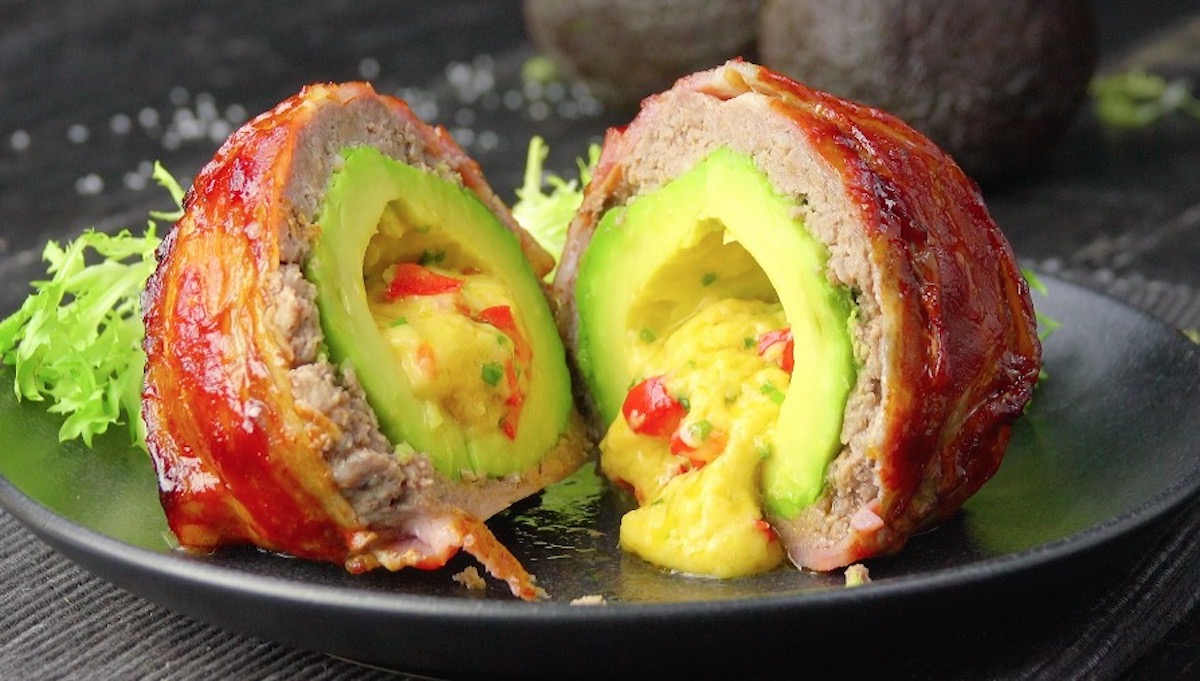 Aufgeschnittene Avocado mit Baconmantel