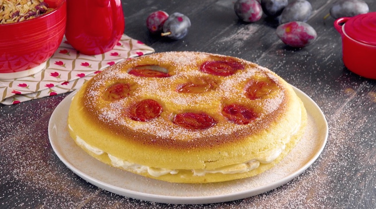 XXL-Pfannkuchen mit Pflaumen, Frischkäse und Puderzucker