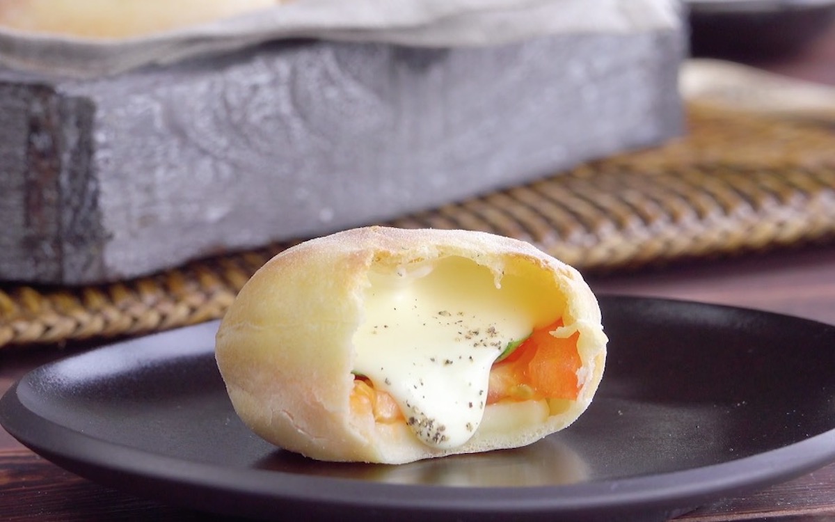 Mini-Calzone mit Tomate-Mozzarella-Füllung
