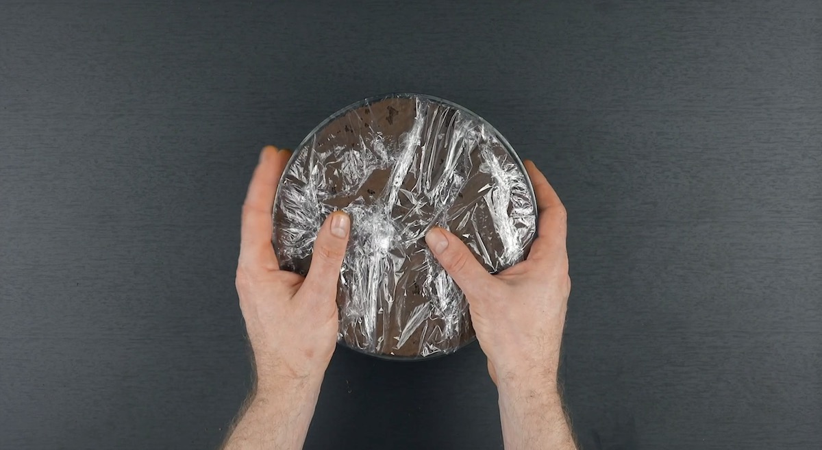 Der Schokokuchen wird als Boden obendrauf gelegt und die Frischhaltefolie darüber geschlossen