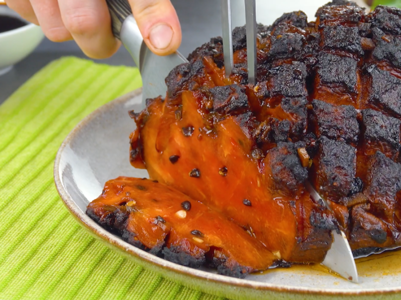 eine geräucherte Wassermelone vom Grill wird angeschnitten.