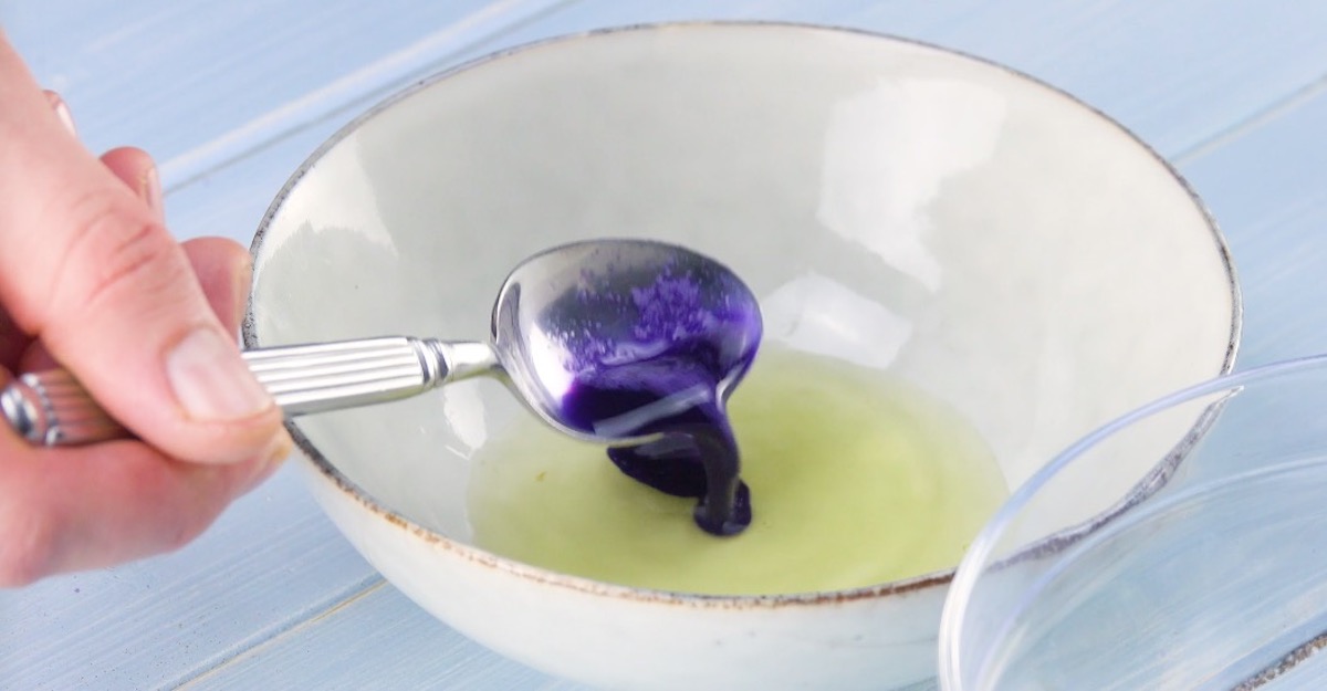 Rotkohlsaft wird in einer Schüssel zu Eiweiß hinzugegeben