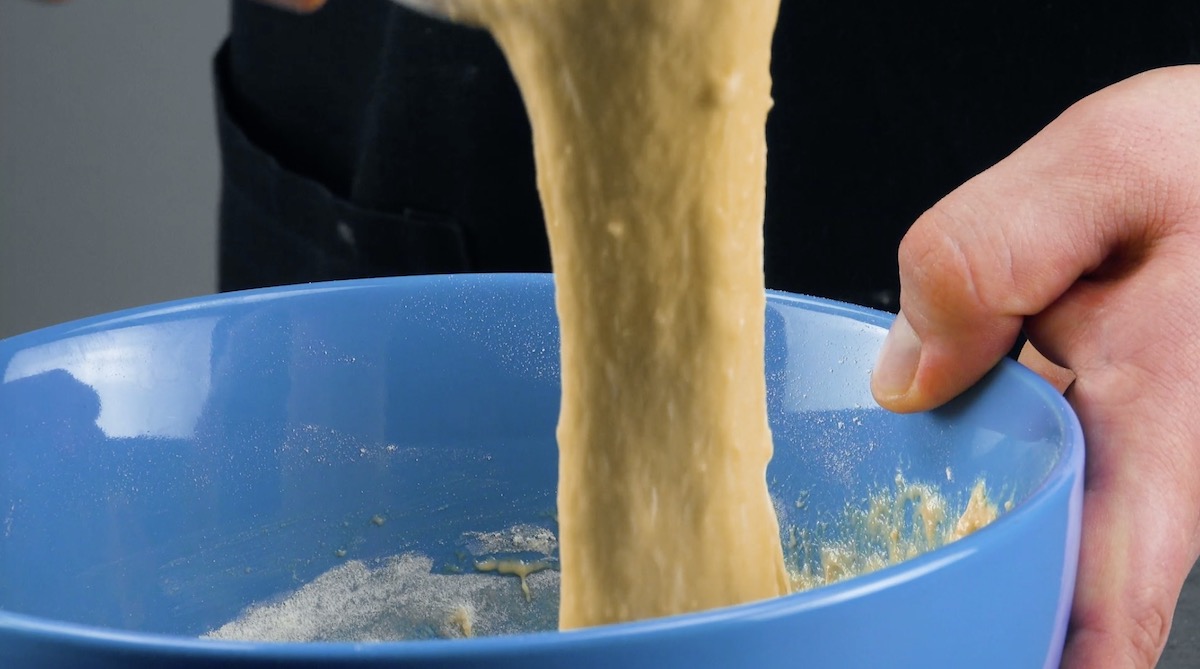 Spätzleteig wird in eine Schüssel gegeben