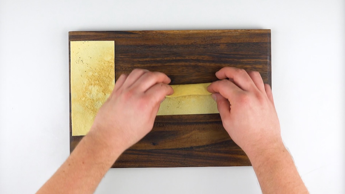 Omelett wird längs zusammengefaltet