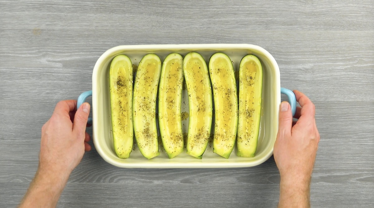 6 halbe, ausgehöhlte Zucchini in Auflaufform