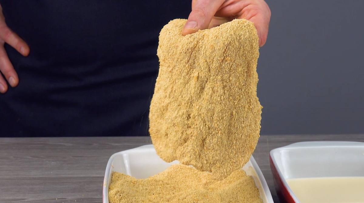 Hähnchenschnitzel werden in Semmbröseln paniert