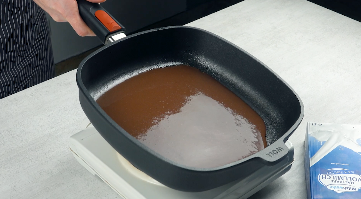 Schoko-Crêpes werden nacheinander in Pfanne ausgebacken