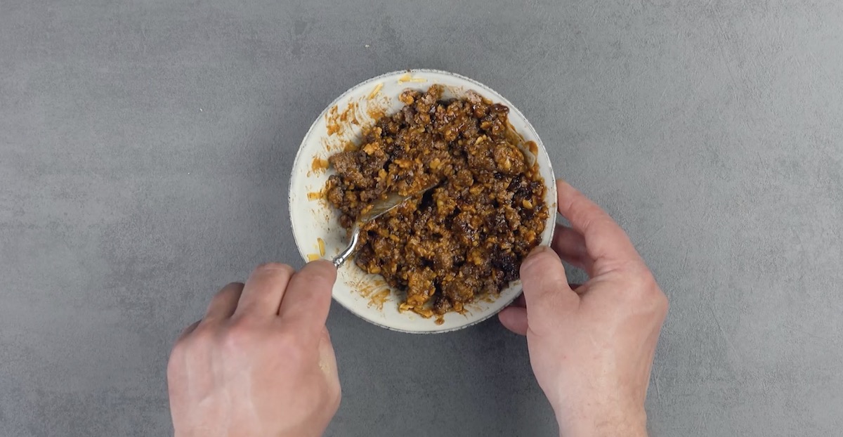 Hackfleischfüllung wird mit Löffel in Schüssel umgerührt